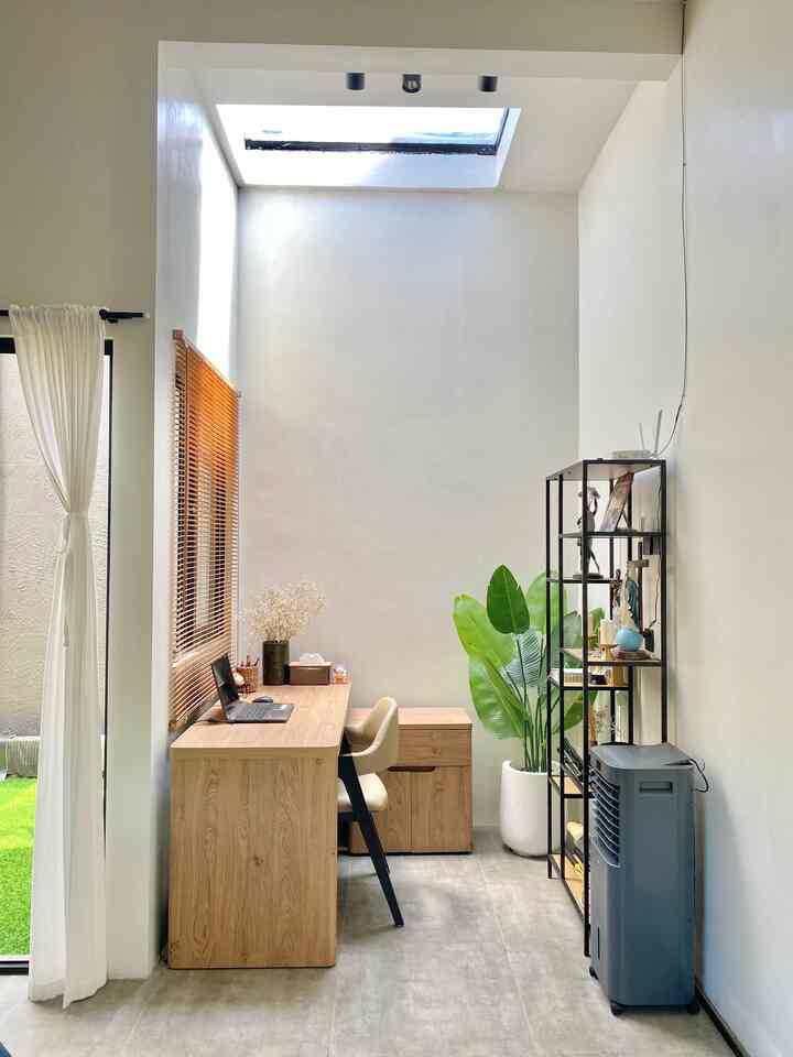 Dengan space yang tidak terlalu besar, kami sematkan ruang kerja ini disudut ruangan dengan view taman belakang , kerja jadi nyaman dengan pencahayaan yang baik , siang hari jd bisa hemat lampu hehehehe 🫶🏻 
#ruangkerja #rumahmungil #ruangmungil #ventilasirumah #homedecor #homeoffice #desainruangkerja #dekorasiruangkerja  #RuanganTerbatas
#RumahCompact
#RumahMungil