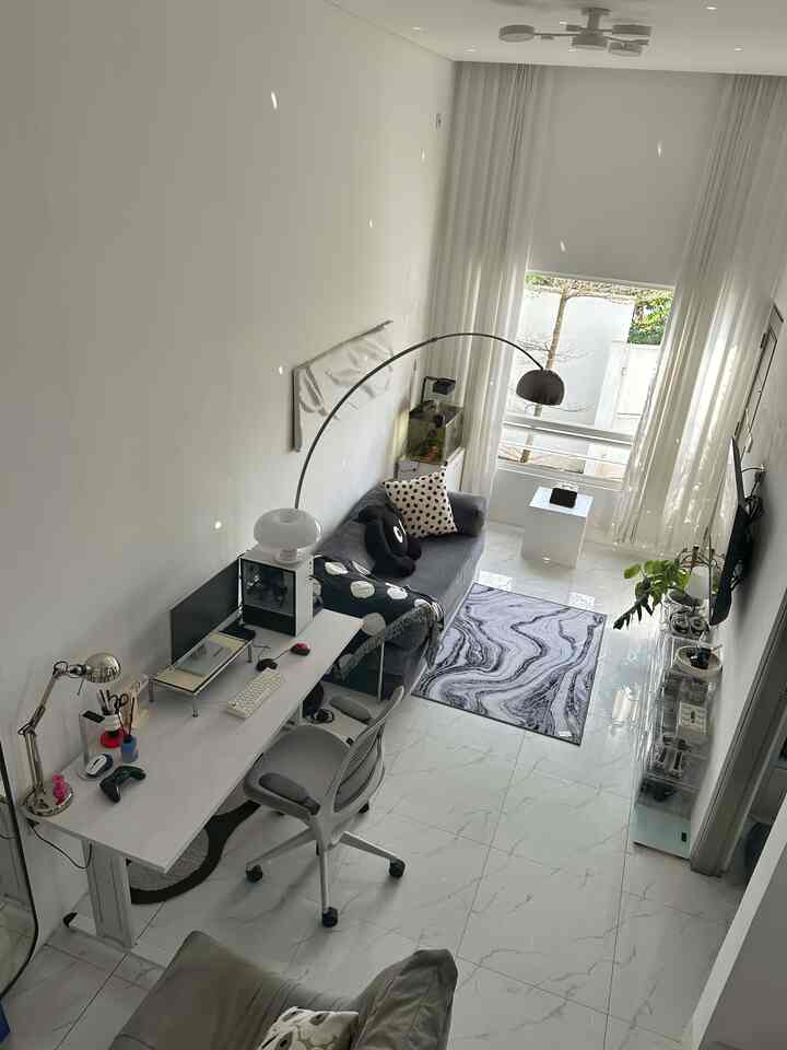 Rumah mungil, ini sudut open space favoritku dari ruang tengah nyambung ke meja kerja , spot ootd dan sudut hiburan ( vinyl player ) , nampak lega dan nyaman untuk melakukan berbagai aktivitas 😊 , bagaimana menurut tetangga online ? 

#RumahOpenSpace #RumahTanpaSekat #RumahLega #LantaiRumah #KarpetMotif #SofaBed #CatDinding #angkahouse #minimalism