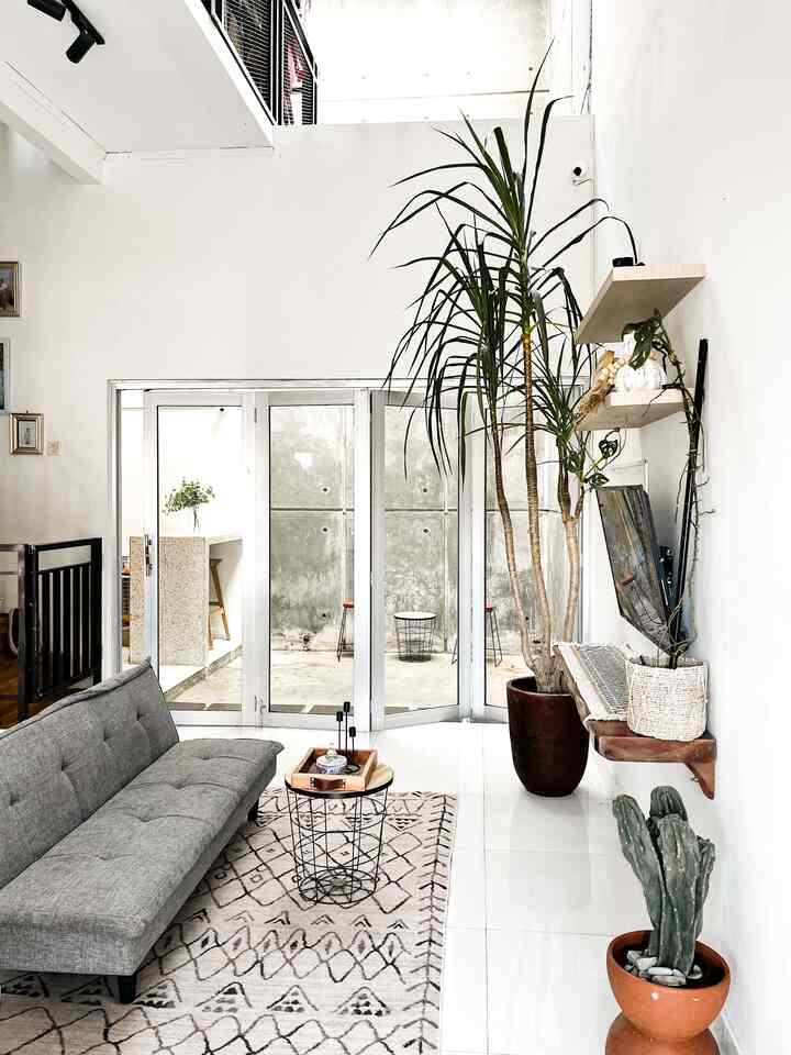 Ruang bersantai bersama anak dan keluarga salah satunya ruang tv ini , ruang tv ini bersebelahan dengan taman indoor yg kaya akan cahaya dr skylight taman . 

#ruangtv #dekorasiruangtv #ruangopenspace #ruangtvinspo #ruangtvdesign #ruangtvminimalis #mejatvgantung #ambalankayu 