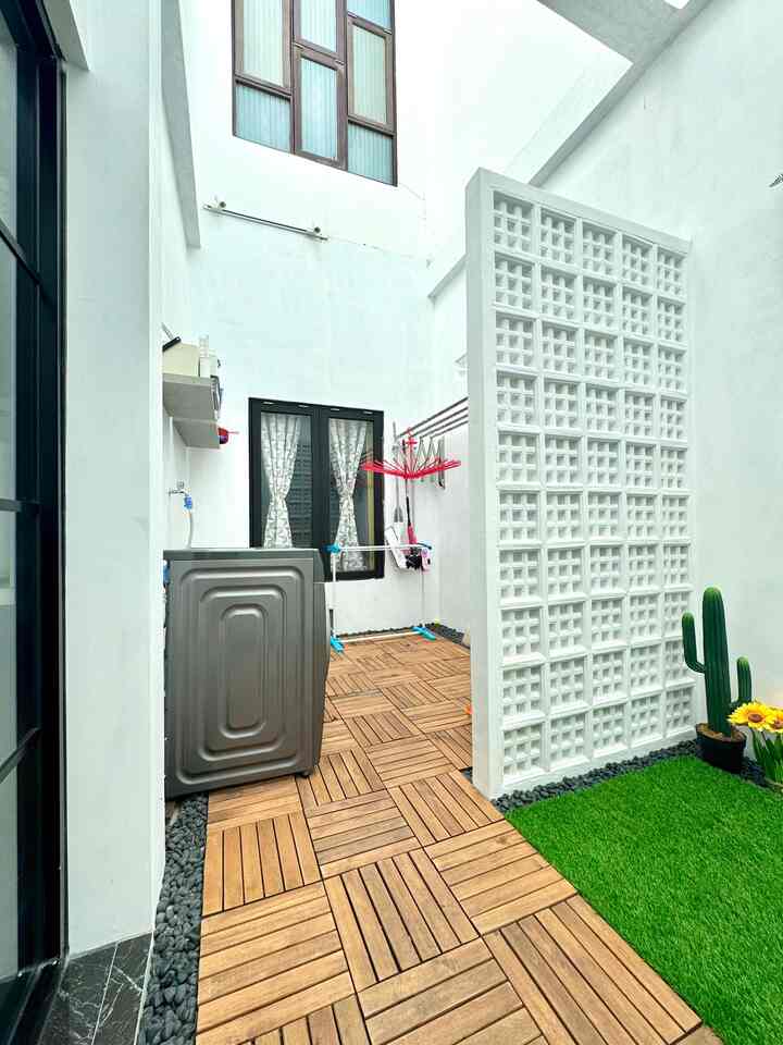 Salah satu yg paling kami utamakan saat membangun rumah yaitu harus ada tempat buat nyuci dan jemur pakaian yg gak terlihat dari luar karna menurut kami kalau pakaian dijemur di luar rumah itu akan mengurangi estetika rumah tersebut dan juga pakaian jd kena debu lagi

Laundry room ini kami bangun di sisa tanah belakang rumah kami yg luas nya sekitar 3mx3m,kami buat bersebelahan dengan mini garden indoor agar lebih terlihat cantik dari living room 

material yg kami gunakan untuk laundry room ini yaitu : 
- Lantai decking kayu 
- Batu Roaster yg dicat putih sebagai pembatas dengan mini garden
- Lantai decking yg tipe rumput hias
- Batu coral hitam untuk menambah kesan alami taman
- Rak dinding untuk tempat sabun laundry dan peralatan lainnya agar terlihat rapi
- Gantungan pakaian dinding yg bisa ditarik dan dilipat lagi supaya tidak banyak memakan space
- Atap Kaca sebagai pelindung dari hujan namun cahaya matahari tetap bisa masuk spy pakaian cepat kering 

#LaundryRoom #RumahMinimalis #MiniGardenIndoor #LaundryRoomIndoor #LantaiKayu