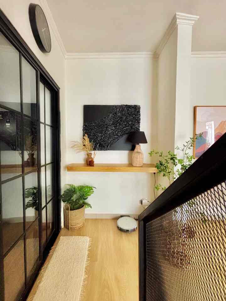 Jujur, aku juga nggak yakin ini ruangan apa tepatnya hehehe—semuanya berawal dari kebutuhan aja. Aku butuh tempat buat nyimpan uang kembalian, kunci motor, bon laundry, dan printilan kecil lain yang sering hilang entah ke mana. Awalnya sih pengen banget bikin lemari custom di area ini, tapi karena budget belum cukup, ya udah, aku akalin dulu semampunya.

Aku pribadi suka tempat penyimpanan yang nggak kelihatan jelas isinya. Buat sebagian orang, mungkin ini cuma kelihatan kayak ambalan biasa. Tapi kalau cuma jadi ambalan doang, takutnya malah jadi tempat “asal taruh” barang. Makanya, aku modif sedikit jadi ambalan laci biar lebih fungsional. Ambalan ini juga aku bikin floating biar mudah dibersihkan bagian bawahnya (Gak jadi sarang debu).

Ambalan ini aku custom dengan biaya yang terjangkau—sengaja. Supaya kalau nanti udah ada rezeki buat bikin lemari yang proper, aku nggak sayang ninggalin yang ini. Lagian, pas waktunya ganti, kemungkinan besar juga udah usang dan nggak bisa dipake lagi hahahha Yang penting sekarang, fungsinya jalan dan hati senang!

Aesthetic gak selalu lahir dari kemewahan, kadang cukup ruang kecil yang tenang, tertata raih dan berfungsi sebagaimana mestinya! 💕

#ruangpenyimpanan #rumahopenspace #rumahtanpasekat #ruangfoyer #makeoverrumah #makeoverruangan #ideruangan #lacikayu #amabalanlaci