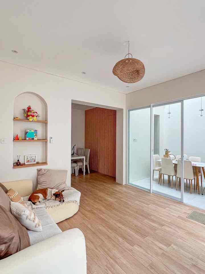 Half open space di living room, guest room, dan dining room yang dipisah oleh sliding door kaca agar bau masakan tidak menyebar ke seluruh rumah, tapi tetap kelihatan lega.

Perintilan furniture sofa custom yang ternyata warnanya kurang cocok (slide akhir) bisa diakali dengan menakai alas sofa, cushion, dan ganti bantal. Sofa murah bisa tetap nyaman dan estetik

#RumahOpenSpace #RumahTanpaSekat #RumahLega #LivingRoom #RuangTamu #SofaCustom #ArchWall #AmbalanArch #RuangMakan #RuangKeluarga