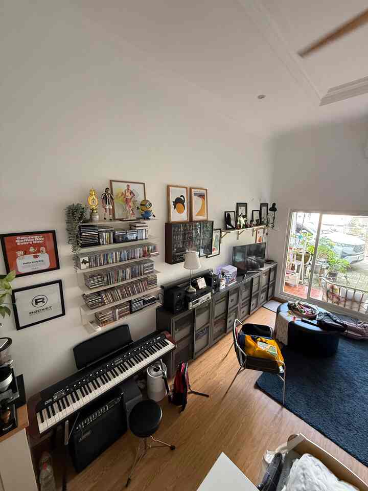 Hobby area wajib ada ditiap rumah, apalagi untuk bapak2 😀
Dirumah kami ada area musik dan coffee bar
Berjejer dan masih satu area dengan living room dan area makan dikarenakan terbatas ruangan
Se-compact mungkin agar tetap maksimal
#ruanganhobi #musicroom #coffeebar #kasetdancdplayer #homebarista #vinyllantai #catdindingputih #plafongypsum