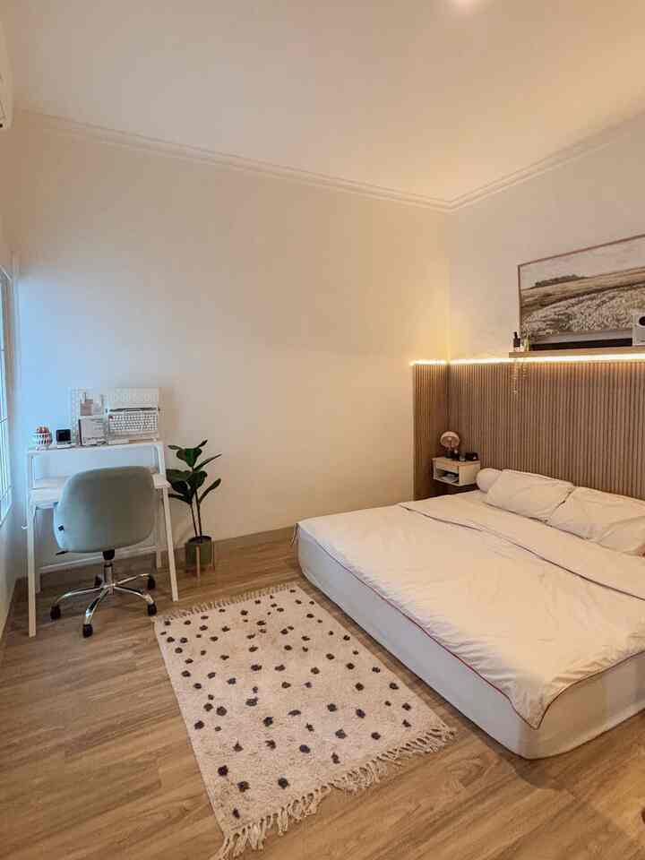 Memanfaatkan pojokan di kamar tidur utama jadi working space alias area kerja. Pilihan jatuh ke meja Mittplan by IKEA yang ga ‘bulky’ jadi ruangan masih keliatan lega. Sengaja pilih decor yang minimalis dan simple ❤️ #WorkingArea #RuangKerjaTerbatas #MejaKerjaIKEA #KamarKerja #RuangKerja #HomeOffice #LantaiVinyl