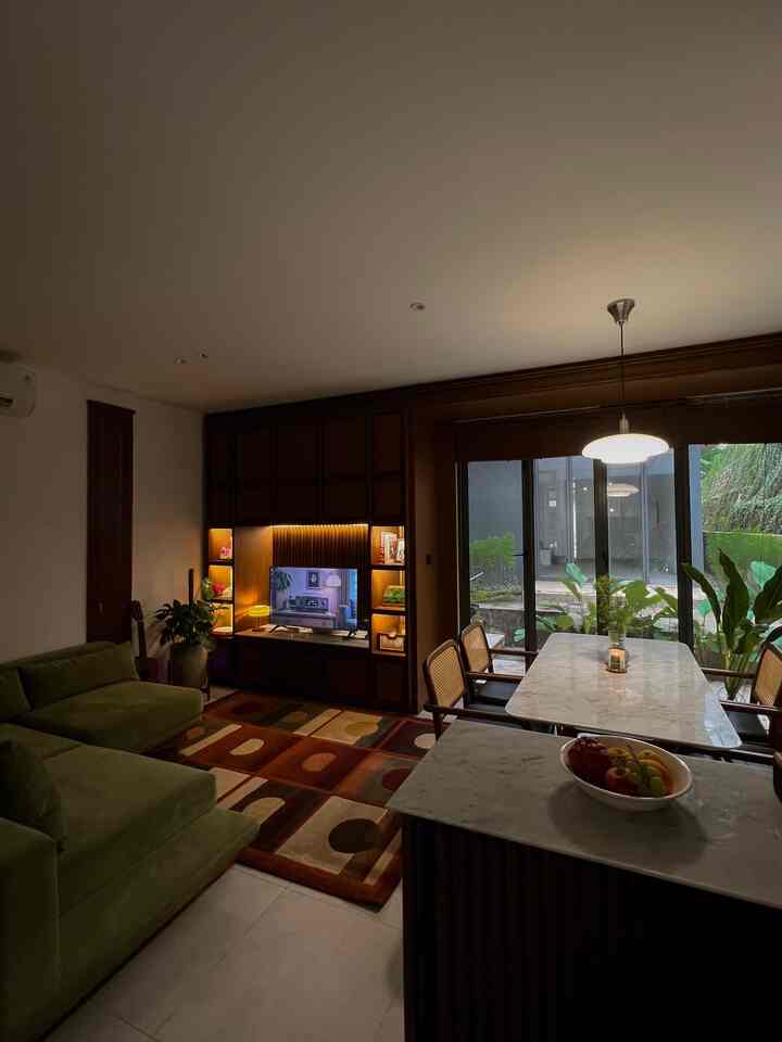 Salah satu keputusan terbaik saat menata rumah mungil ini adalah memilih konsep open space—menggabungkan dapur, ruang makan, dan ruang keluarga dalam satu area utama.

Tanpa banyak sekat, ruangan terasa lebih luas, lapang, dan hidup. Bahkan, sekat alaminya cuma kitchen island yang sekaligus jadi storage tambahan dan area serving.

Supaya tetap rapi dan fungsional, kami pilih furnitur yang compact tapi multifungsi, serta storage tersembunyi di berbagai sudut. Nggak lupa tambahkan elemen dekoratif yang bikin rumah tetap hangat dan personal.

Konsep ini bukan cuma soal estetika, tapi juga soal kenyamanan hidup sehari-hari. Karena di satu ruang ini, kami bisa: masak, kerja, makan, main bareng anak — tanpa terpisah.

Siapa yang juga pakai konsep open space di rumahnya? Cerita dong gimana kamu menatanya!

#livingroom #kitchenset #diningtable #wallpanel #kayusolid #thickwood #marmer #rumahopenspace #rumahtanpasekat #rumahlega