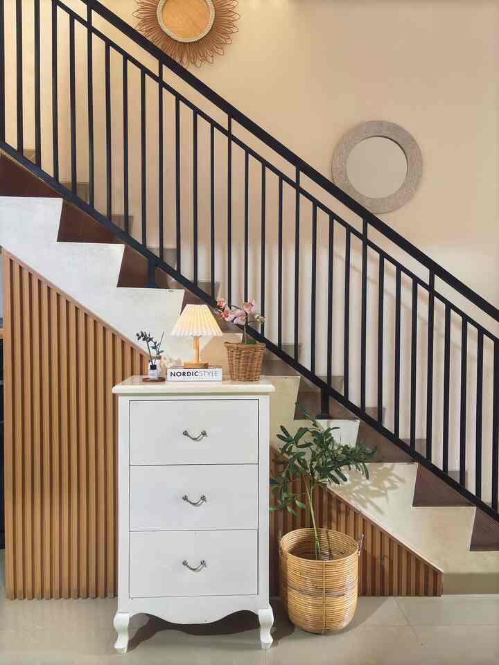 Memaksimalkan Sudut Bawah Tangga

Ini adalah sudut Favourite dirumah yang paling  suka.

Jadi dibalik dinding bawah tangga yang ditutup dengan Wood Panel ini adalah “ Gudang kecil “.

Karena Luas Rumah hanya 65cm2, jadi sebisa mungkin memanfaatkan ruang agar lebih fungsional. Jadi kolong bawah tangga ini, kami buat sebagai Gudang Kecil. Agar lebih rapi dan terlihat estetik. 
Dinding kami tutup dengan:
- Particle Board✅
- Wood Panel ✅

Agar lebih menarik dan Rapi , diberikan dekorasi simple :
- Drawer putih
- Tanaman Artificial

Jadilah sudut bawah tangga yang lebih nyaman diliatnya.

Ini cerita singkat kami seputar Ruangan bawah Tangga.

#woodpanel #gudangrumah #tanggarumah #rallingtangga #artificial #tangga #dummybook #rumahmungil #rumahcompact #ruanganterbatas