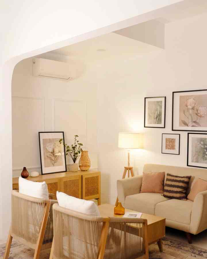 Living room ini sengaja nggak kita sekat pakai pintu atau dinding apa pun. Dibiarin terbuka gitu aja biar langsung terasa welcoming pas orang pertama kali masuk rumah✨

Karena posisinya dekat banget sama entrance, ruangan ini kita desain dengan tone warna yang senada dan dinding putih supaya terasa lebih airy, terang dan hangat. Biar open space-nya bukan cuma soal layout, tapi juga feeling-nya🤍

#RumahOpenSpace #RumahTanpaSekat #RumahLega #StandingLamp #LivingRoom #ConsoleTable #Sofa