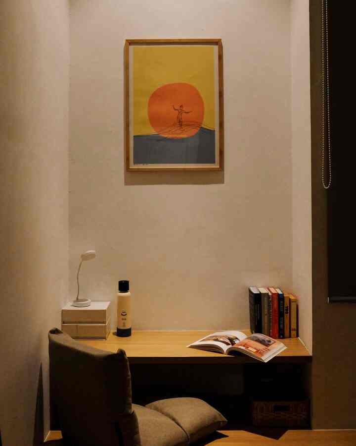 この隅に 1 日座っていなければ、完了した気がしません。少なくとも 5 分は大丈夫です。特に、一日中コンピューターの前に座った後、このリクライニングチェアに横たわると、まったく違った気分になります。

また、このエリアには意図的に照明をあまり設置しませんでした。寝る前にリラックスできるように、小さなランプとテーブルランプを 1 つずつ置いて、落ち着いた快適な雰囲気を演出しました😴

#読書コーナー #LazyChair #FloatingDesk #SudutFavorit #BedroomCorner