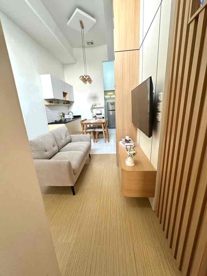 Ruang keluarga yang kami miliki berdampingan dengan dapur. Agar terlihat luas kami memilih konsep open plan. sehingga kami harus membuat desain seefisien mungkin dengan memanfaatkan space yang ada dan tetap mengedepankan fungsinya. Kami memilih sofa dan meja makan minimalis agar ruangan terlihat lebih lega. 

#Livingroom
#Kitchenset
#Sofainforma
#BackdropTV
#RumahOpenSpace
#RumahLega
#RumahTanpaSekat


