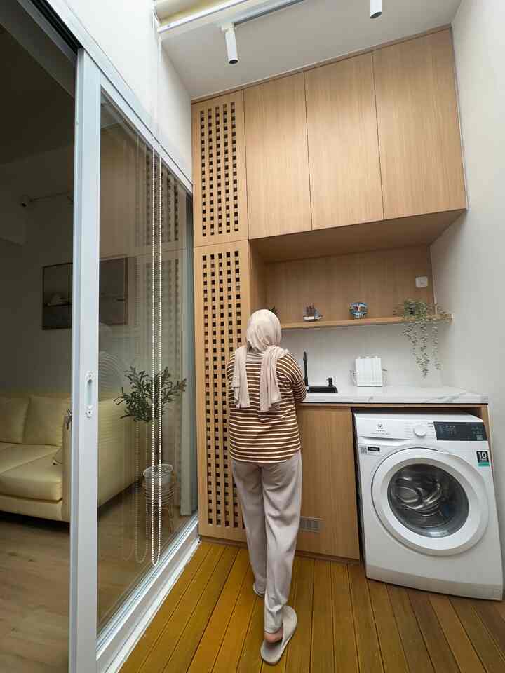 Terbatasnya sisa lahan yang kami miliki, sebisa mungkin kami memanfaatkan sisa lahan yg ada agar multifungsi. Karena bersebelahan dengan ruangtamu kami sangat mengedepan estetika minimalis modern dengan penggunaan warna netral dan elemen kayu alami. Tempat favoritku di rumah. Di sini, semua terasa lebih tenang. Sudut rumah yang simpel tapi nyaman pas buat nyantai atau olahraga sambil nyuci baju. 

#LaundyRoom
#LaundryRoomMungil
#AreaLaundry
#mesincuci
#skylight

