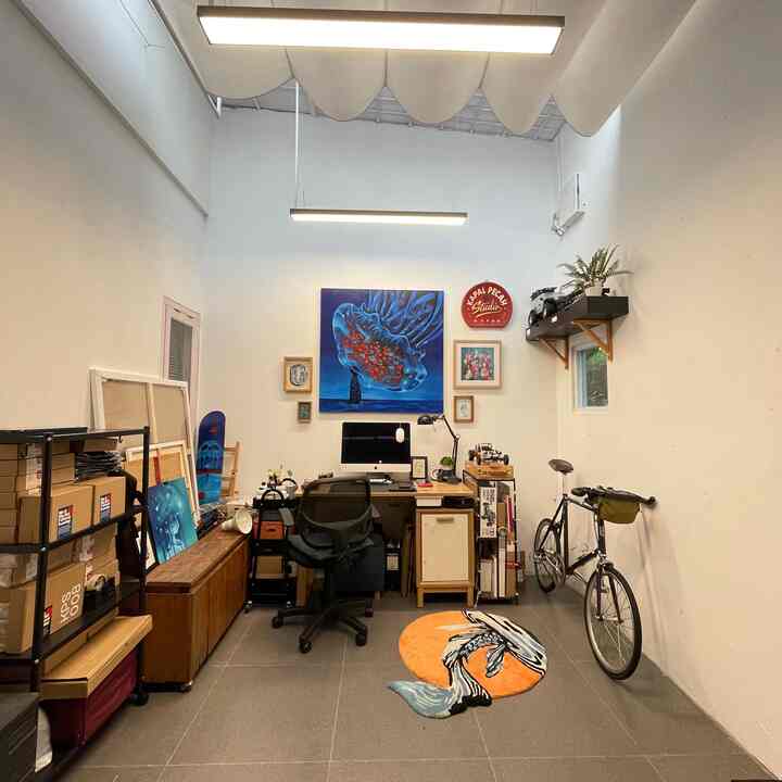 Akhirnya punya workspace dirumah mungil ini. Manfaatin ruang belakang yg sebelumnya ruang terbuka jadi ruangan baru ini. Luas 3x3 m2 dirasa cukup luas bila dinding dicat putih polos dengan penambahan hiasan dinding jadi makin estetik #homeoffice #workspace #ruangkerja #ruanghobi #mejakerjaminimalis #ruangankecil #rumahidaman