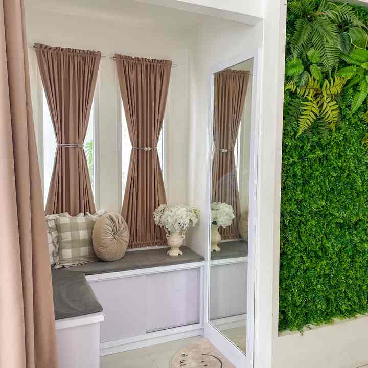 Pojokan yang sedikit nyempil disamping pintu masuk yang aku fungsikan untuk menyimpan lemari sepatu dan berfungsi juga untuk dudukan 

#lemarisepatu #cermindinding #artificial #pojokanfavorite #lemarikayu 