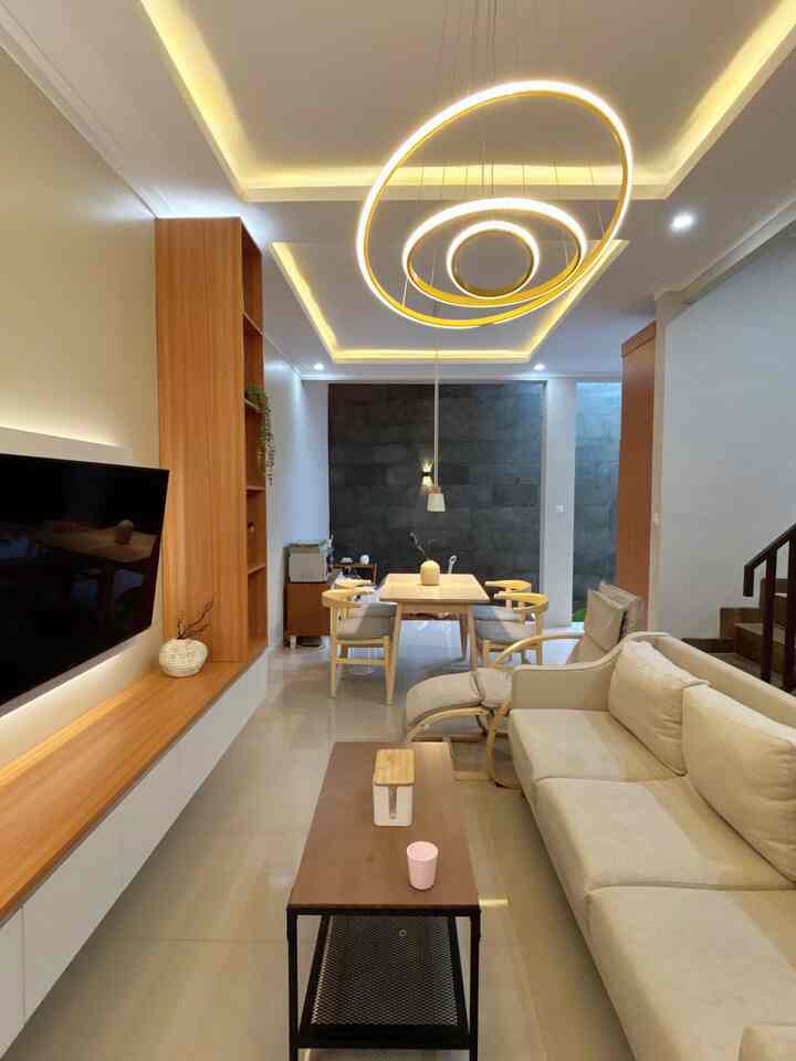 Tips rumah kecil tampak luas. Kuncinya di buat ✨ Open Space ✨. Buka pintu langsung di sambut living room & dining area. Di sebelah dining area ada dapur yang bersebelahan zen garden 🪴

Walaupun kecil jadi keliatan luas kan? 🥰

#RumahOpenSpace #RumahTanpaSekat #RumahLega #LivingRoom #LivingRoomMinimalis #BackdropTV #DiningTable #DiningArea #KitchenSetMinimalis #HangingLamp #LEDLamp