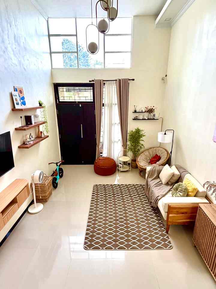 Ruang tamu sekaligus ruang keluarga yang memiliki ukuran 3,5 x 5,5 meter✨
furniture kami pilih yang benar-benar multifungsi sesuai kebutuhan tetapi tetap disesuaikan dengan tone dan tema rumah🏡❤️

#PlavonPVC #WarnaCatRumah #LivingRoom #CompactLivingRoom #RuanganTerbatas #RumahCompact #RumahMungil
