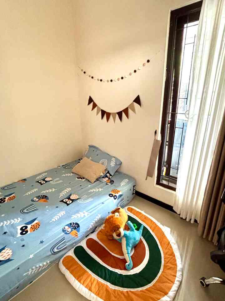 kamar tidur anak yang masih polosan😁 karena si anak masih gabung tidur di kamar kami, jadinya sudut dekat jendela kami gunakan untuk meja kerja sementara🫶🏼😁

#KidsBedRoom #StylingBedRoom #KamarMinimalis #KamarMungil #DekorasiKamarAnak