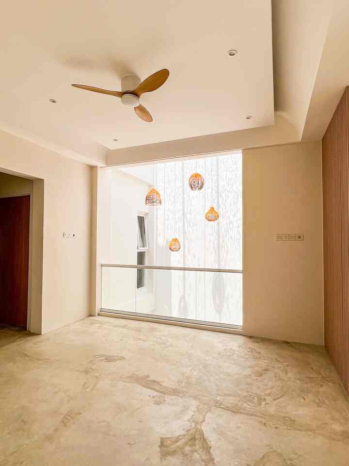 Ruangan kosong tempat memantau skylight dan lampu gantung. Ruangan ini open space jadi tidak bisa memakai AC, sebagai gantinya, kami memakai kipas angin plafon sekaligus lampu LED di tengah ruangan. Aksen ruangan ini memakai wallpanel motif kayu yang juga merupakan pintu kamuflase ke rooftop.

Kira-kira enaknya jadi ruang apa yah?

#RuanganTerbatas #RumahCompact #RumahMungil #WallpanelKayu #PintuKamuflase #WallpanelEstetik #Skylight #LampuGantung #Cat #KipasAnginPlafon #LampuKipasPlafon #RuanganTerbuka