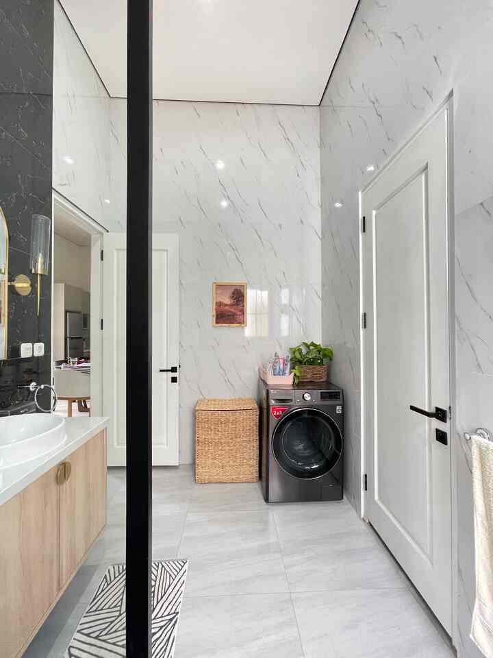 Menyatukan ruang laundry dengan kamar mandi adalah solusi yang tepat dan praktis untuk rumah yang minimalis, sehingga menciptakan ruang yang efisien dan compact. Ini saya lakukan dengan menempatkan mesin cuci di salah satu sudut kamar mandi, ke depan nya akan  bikin rak penyimpanan di di atas nya untuk memanfaatkan area kosong menjadi lebih fungsional. Design ini bisa tetap terlihat estetik dengan pemilihan material yang tepat dan penataan yang rapi. 

#LaundryRoom #LaundryRoomIndoor #IdeLaundryRoom #MiniLaundryRoom #LaundryRoomMinimalis #LaundryRoomInspo #LaundryRoomwithBathroom