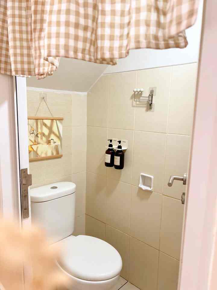 Powder room, area bawah tangga yang di alih fungsikan untuk kamar mandi tamu sudut mungil yang di buat minimalis, khusus di lantai 1, aku membuat desain minimalis dengan warna cerah agar tidak terlihat sempit 🥹 untuk hooknya sendiri ak pakai agar yg sedang bawa tas bs tetap gantung di area powder room ini #powderroom #kamarmandi #kamarmandikecil #homestagram #areabawahtangga #bathroom #ruangbawahtangga 