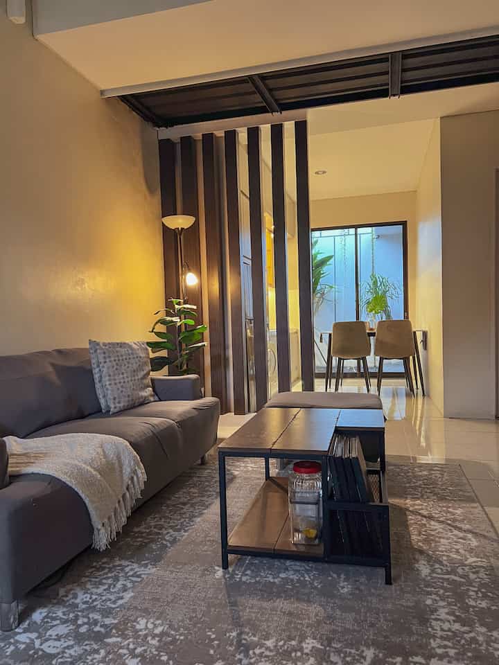 Dulu sempat mikir, ruang tamu tanpa sekat bakal berantakan dan no privacy.
Tapi ternyata, justru dengan konsep open space, rumah terasa lebih lapang dan hidup.

Kuncinya? Penataan.
Aku mulai dengan pilih furnitur yang nggak makan tempat, minimalis, dan tambahkan sentuhan hijau di sudut ruangan.
Nggak cuma bikin rapi, tapi juga bikin betah.

Sekarang, ruang tamu ini bukan cuma tempat nerima tamu—
tapi juga tempat cerita dan recharge setelah hari panjang.

#CoverSofaMinimalis #KarpetEstetik #ThrowBlanket #DummyBook #StandingLamp #RumahOpenSpace #RumahTanpaSekat #RumahLega