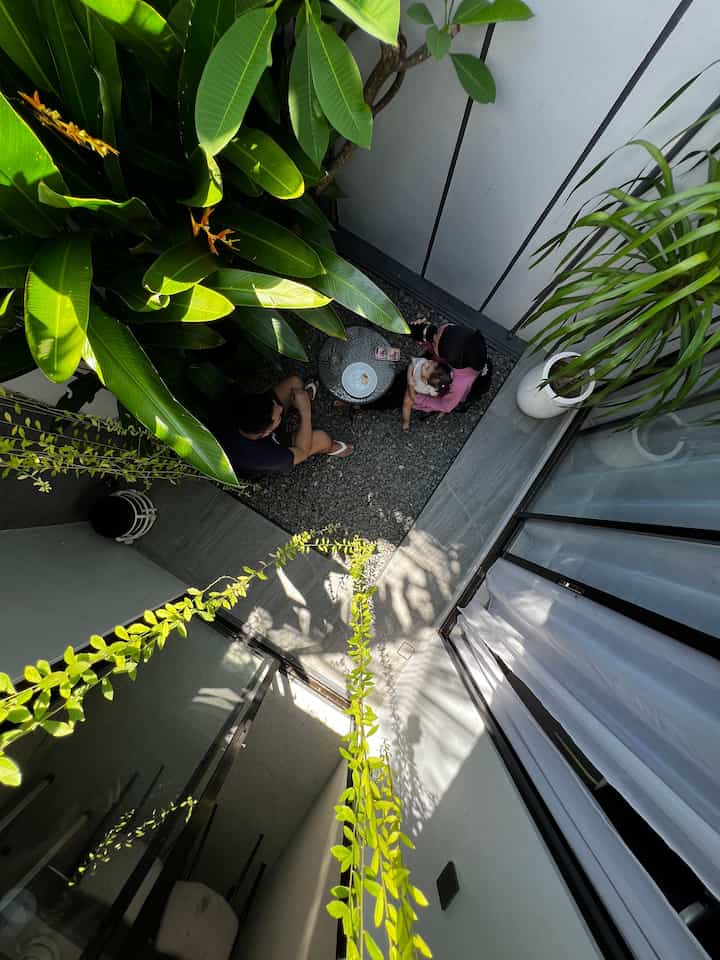 Siapa sangka, spot favorit buat nongkrong ternyata cuma beberapa langkah dari dapur.
Taman belakang ini tadinya cuma sudut kosong…
Sekarang jadi tempat paling adem buat ngobrol santai, ngopi, atau sekadar diam bareng.
#TamanBelakang #MejaTeras #BatuSplit #CatAntiAir #LeeKuanYew #Asri #OutdoorLiving #BackyardVibes #GreenCorner