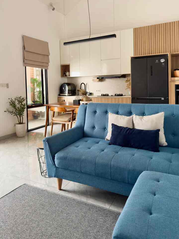 Memiliki ruangan lega adalah impian kami sebelum renovasi. Ketika arsitek menawarkan konsep open space, kami langsung setuju dan request dengan high ceiling.
Jadilah ruangan open space ini berukuran 6x4 meter dengan tinggi ceiling 3 meter dan 7,5 meter (tinggi ceiling tidak sama karena mengikuti bentuk atap rumah yang miring).
Open space memang menjadi solusi untuk rumah dengan lahan terbatas seperti kami.

#InspirasiRumahMinimalis #WarnaCatRumah #KeramikLantaiRumah #RumahOpenSpace #RumahTanpaSekat #RumahLega #RumahIndustrial #RumahJapandi 