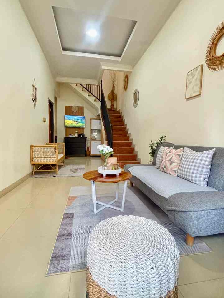 Konsep Open Space di Rumah dengan Luas Tanah 65 cm2.

Memilih konsep Open Space karena memang agar terlihat luas dan tidak banyak tembok pembatas ruangan. Konsep rumah yang homey dan terlihat luas ditanah yang memang tidak terlalu besar. Itulah tujuannya.

Pada ruangan ini Living room dibuat open space dengan area tangga, ruang Tv dan pintu Kamar Tidur. Dengan Atap atau healing langit rumah yang tinggi membuat ruangan ini lebih luas dan Adem.

Dalam Ruangan Open Space ini terdiri dari ;
- Living Room ✅
- Area Tangga ✅
- Ruang Tv ✅
- Pintu Kamar Tidur ✅ 

#rumahopenspace #rumahtanpasekat #rumahlega #cat #tangga #ruangtv #woodpanel