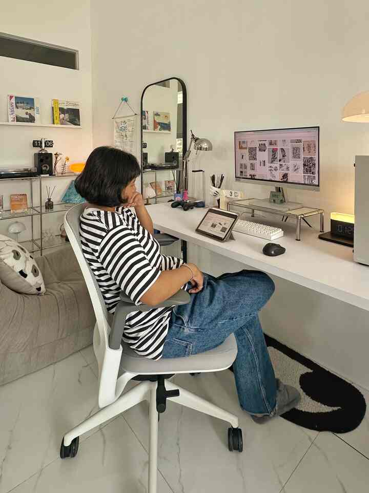 Pewe banget di meja kerja seharian , ini yang bikin aku betah ✨


karena mejanya pas dengan portur tubuh , kursinya sangat eegonomis jadi seharian semakin betah duduk sini , ditambah lampu” yang membuat mood semakin ok karena diluar sedang hujan jadi semakin romantis kalau ada lampu meja 


#MejaKerja #WorkSpace #MejaCustom #KursiErgonomis #aesthetic #interior #StikerInterior #CatDinding #angkahouse 