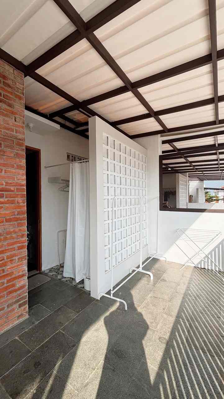 Laundry room mungil ukuran 1,5 x 2 m 🧺. Masih raw decor bawaan developer. Posisi menjemur baju di balkon ☀️

🐾  Dengan keramik motif batu alam yang bertekstur supaya tidak licin
🔅 Dinding roster untuk sirkulasi sekaligus jadi looks fasad yang cantik 
⚪️ Cat dinding putih polos dengan spesifikasi anti jamur
🚿 Dengan tirai shower untuk privacy menjemur pakaian sensitif di area dalam
👚 Untuk jemuran dalam dengan jemuran lipat jadi hemat tempat 

Coming soon mau bikin full kabinet built in / pasang ambalan aja yaa, gimana menurut tetangga online ? 🥰

#LaundryRoom #LaundryRoomMungil #AreaLaundryRoom #BatuAlam #CatDindingPutih #Roster #DecorLaundryRoom #TempatMenjemur #AreaJemur 