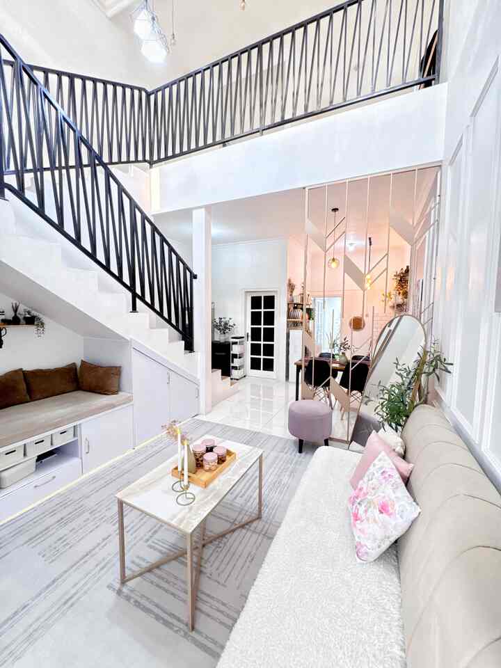 🎀 Open Space Concept 🎀

7 tahun sudah aku menempati rumah dengan konsep open space ini dan menurutku ini adalah keputusan terbaikku.
Dengan luas tanah yang hanya 78 meter persegi ini, konsep open space menjadikan rumahku tampak lebih lega dan gak sumpek walaupun banyak barang.
Menurutku, kekurangan konsep ini hanya kurangnya privasi, karena jika ada tamu ya langsung terlihat semuanya, penghuninya bisa saja belum bersiap, ruangan seperti dapur juga bisa nampak berantakan karena sering dipakai.
Tapi hal itu tidak membuatku menyesal dengan konsep ini, justru membuatku lebih disiplin berbenah ruangan setelah dipakai karena takut tiba-tiba ada tamu, ehehehe 🫣

#RumahMinimalis
#CatRumah
#WallMoulding
#InspirasiRuangTamu
#LivingRoom
#Tangga
#KonsepRumah
#Sofabed
#Karpet
#RumahOpenSpace
#RumahTanpaSekat
#RumahLega