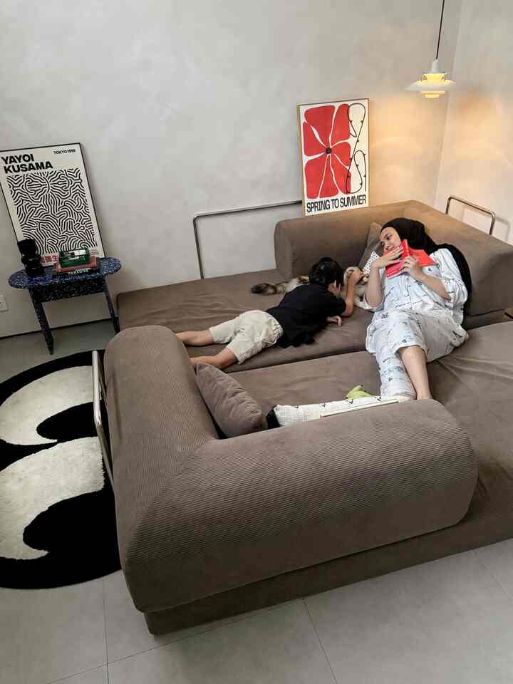 Ruang keluarga ini dirancang open space agar semua anggota keluarga merasa nyaman: untuk saya, pasangan, si kecil, dan anak kami yang istimewa. Kami memilih sofa yang bisa diubah jadi daybed dengan tinggi yang pas agar mudah dijangkau. Kami juga menggunakan furnitur lipat, serta meja berukuran sedang yang mudah dipindahkan sehingga pemanfaatan ruang bisa disesuaikan: bisa untuk bermain, bersantai bersama, ataupun terapi.

Setiap keluarga unik, begitu juga kebutuhannya. Gimana kamu menyesuaikan ruang keluarga di rumah? Yuk share dan komen di bawah ☺️

#ruangtamu #ruangkeluarga #lampugantung #sofamodular #teddysofa #tuftedrug #livingroom #openspacelivingroom #ruangaksesibel #ruangramahanak #ruangbermain #RumahOpenSpace #RumahTanpaSekat #RumahLega