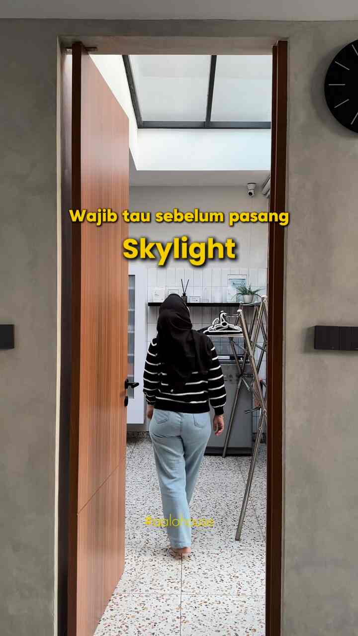 (Save & Share) Pilih material untuk skylight! ✨

Penggunaan polycarbonat dan kaca untuk skylight memiliki kelebihan dan kekurangan masing-masing. 

Kelebihan Polycarbonat :
1. Ringan
2. Tidak mudah pecah
3. Isolasi Termal yang membantu menjaga suhu dalam ruangan.
4. Banyak jenis polycarbonat memiliki lapisan perlindungan UV Protection
5. Fleksibilitas Desain

Kekurangan:
1. Dapat tergores lebih mudah dibandingkan dengan kaca
2. Meskipun tahan terhadap benturan, polycarbonat dapat mengalami deformasi pada suhu yang sangat tinggi.
3. Polycarbonat mungkin tidak bertahan seumur kaca dan dapat mengalami kuning seiring waktu.

Kelebihan Kaca :
1. Kaca memberikan tampilan yang lebih elegan dan modern, serta jelas dan transparan.
2. Kaca sangat tahan terhadap cuaca dan tidak akan mengalami perubahan warna seiring waktu.
3. Kaca memiliki permukaan yang lebih tahan terhadap goresan dibandingkan polycarbonat.
4. Kaca yang dilapisi atau kaca ganda dapat memberikan isolasi termal yang baik.

Kekurangan:
1. Kaca lebih berat dibandingkan polycarbonat, yang dapat menyulitkan instalasi.
2. Kaca dapat pecah jika terkena benturan keras, yang dapat menjadi risiko keselamatan.
3. Umumnya, kaca bisa lebih mahal dibandingkan dengan polycarbonat, baik dari segi material maupun biaya pemasangan.

Pemilihan antara polycarbonat dan kaca untuk skylight tergantung pada kebutuhan spesifik, anggaran, dan preferensi desain yaa ✨

#inspirasirumah #scandinaviandesign #rumahminimalis #materialskylight #kacatempered #solarflat #laundryroom