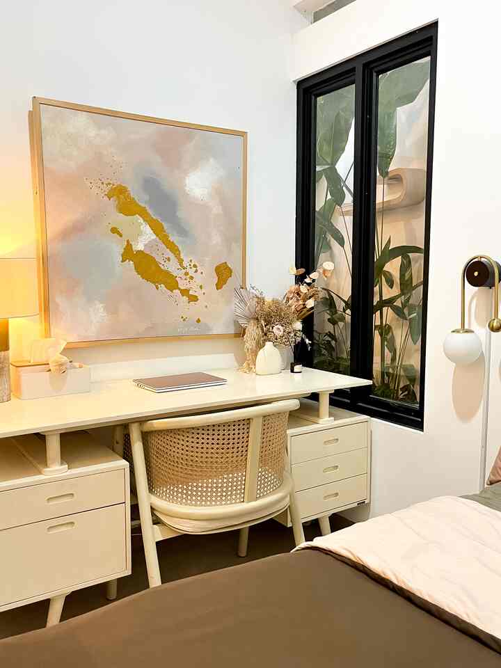 Yapp ini area working space sekaligus kamar utama, ukurannya ga besar, hanya 2,5x2,5 meter jadi dibuat compact, dengan lemari dinding, bed juga meja kerja. Semoga menginspirasi 🖤

#kursirotan #ruanganterbatas #rumahcompact #rumahmungil #mejakerja