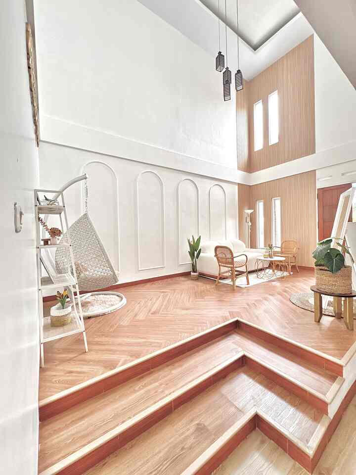 White and Wood Living Room 
Konsep open space dirumah ini, bikin ruang tamu ku semakin luas dan lapang. 

Begitu tamu duduk, akan nampak ruang keluarga dan dapur, tapi…. itu bukan kekurangan justru tiap adain acara kumpul bareng teman atau keluarga, bisa bikin semakin nyaman. 

Dan pentingnya lagi jadi makin hemat listrik karena saat siang cahaya sudah cukup terang, serta tanpa pendingin ruangan, sudah bisa terasa sejuk dari angin yang masuk lewat pintu maupun jendela.

.
.
.

#livingroom #livingroomvynil #ruangtamuminimalis #furniturkekayuan #furniturputih #RumahOpenSpace
 #RumahTanpaSekat #RumahLega