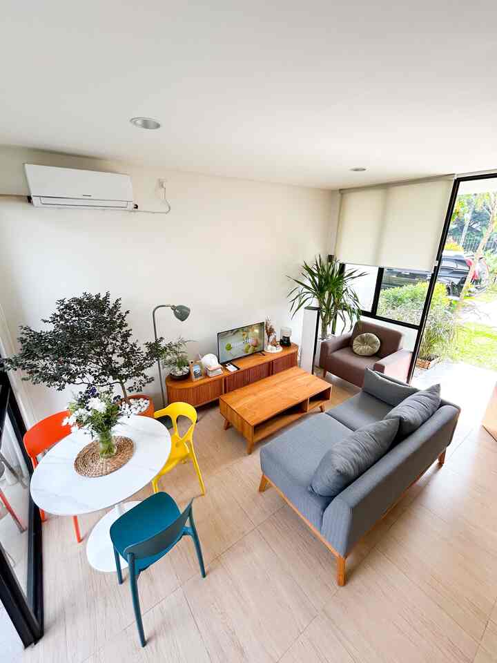 Sudut santai favorit versi #roemahqita! ✨ qita kombinasikan sofa abu, kayu natural, dan view taman bikin suasana tenang banget...

Qita akalin living room #RumahCompact ini dibuat multifungsi. Dari sofa ke meja makan semua nyatu tanpa sekat, tapi fungsional maksimal. Mau ngobrol, makan, atau kerja… semua bisa!

Siapa yang suka konsep #RumahCompact juga? Saling share yuuukk 😄
#Cat #WarnaCatRumah #RuanganTerbatas #RumahCompact #RumahMungil