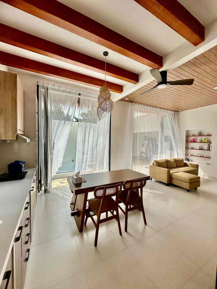 Konsep open space, sedikit furniture, jendela besar, dan cahaya matahari yang masuk ke dalam rumah membuat kami merasakan suasana liburan setiap kami pulang ke rumah.
This is Nuestra Casa - rumah kami rumah rasa vila ❤️

#kitchenset #kitchensetkayu #kitchensetminimalis #plafonpvc #catputih #rumahopenspace #rumahtanpasekat #rumahlega #gordenvitrase #kipasangingantung #kaplampurotan #dummybook #vase #vasestetik #vas 