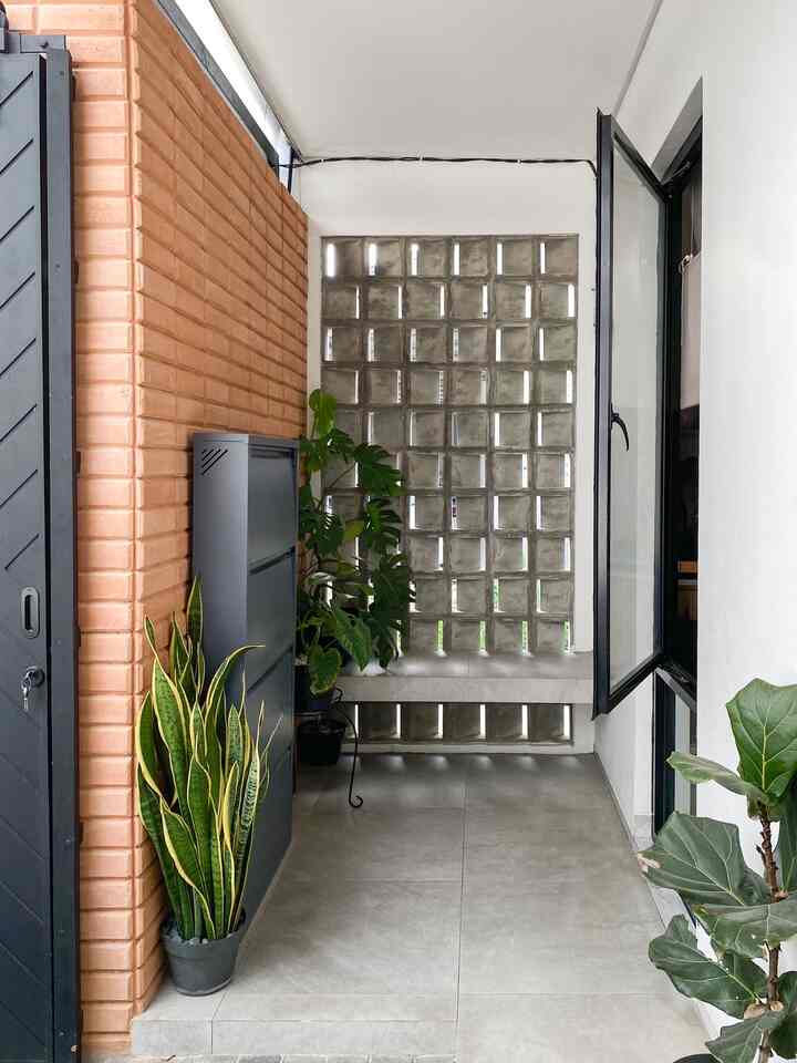 Ternyata memadukan bata tempel dan roster bisa jadi pilihan tepat. Lahan sempit ini hanya 2 x 1,5 meter yang kami sebut “mini entrance/terrace”
Kami letakkan juga beberapa tanaman agar bisa lebih sejuk
Kami sering jadikan tempat duduk saat memakai sepatu atau sekedar bersantai di sore hari.
Selain itu berfungsi juga untuk sirkulasi udara ke dalam dan ke luar rumah.

#InspirasiLahanSempit #KeramikLantaiRumah #DindingRumah #RumahMinimalis #RumahIndustrial #RumahJapandi 