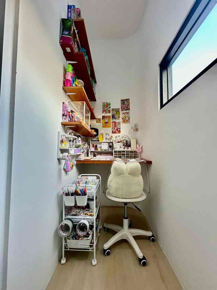 Ruangan super kecil yang hanya 0,9x1,4m ini adalah ruang kerjaku dan ruang hobiku.. Di ruangan ini ak memajang semua koleksi mainanku dan koleksi barang-barang cute ku.. 
Jadi kalau ada yang bertanya ini mainan-mainan siapa? Jawabannya ini mainanku 😆
Mainan anakku ada di playroom mereka.. Kalau disini adalah playroom mommynya 😍

#workingroom #playroom #hobbyroom #ruanghobby #ruangkerja #mejakerja #kursikerja #kursibelajar #kursiputar #raktroli #lacimini #rakestetikkorea