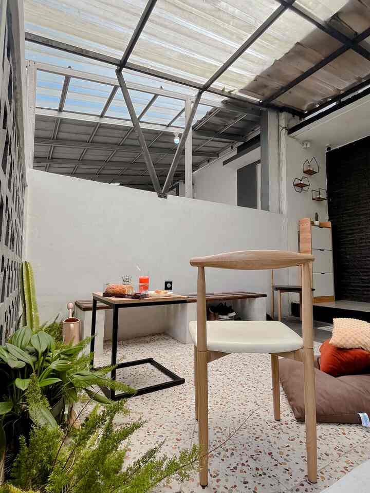 Tempat dimana kalo lgi kumpul bareng temen pasti disini,

ada spot taman kecil disini agar memanjakan mata sambil berbincang, area taman kami disini tidak begitu luas namun ckup muat sampa 5 orang.

di dekat area tembok kami pasang juga tempat duduk dari kayu jati, kami tambahkan beanbag untuk bersantai serta kursi  dan meja kecil untuk taruh cemilan.

untuk lantainya kami pasang terrazzo agar terlihat berwarna, semoga menginspirasi yaah🤎

#areataman #tamankecil #tamanmungil #rumahminimalis #rumahramahlingkungan #rumahopenspace #kursitaman #tanamankaktus #dekorasitaman #dekorasipekarangan 