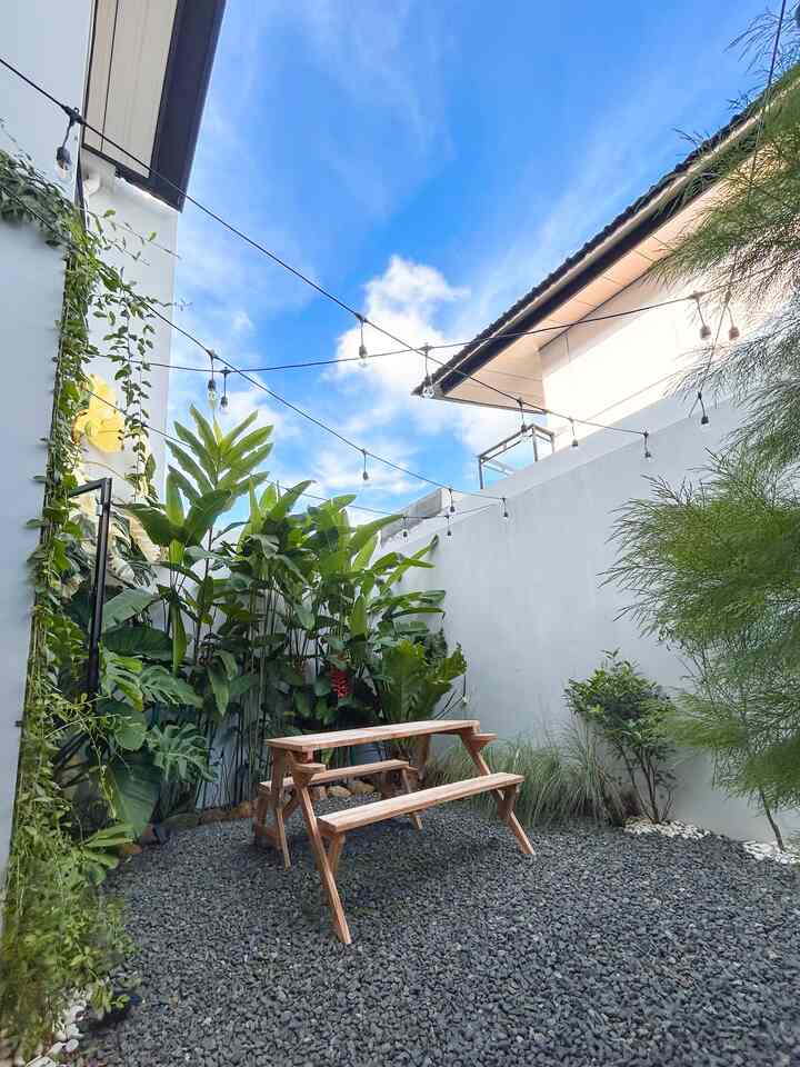 Sisa lahan di area belakang rumah ini menjadi salah satu faktor kami memutuskan untuk membeli rumah ini.
Sisa lahan ini berukuran sekitar 5.5m x 3.5m.
Pada awalnya sisa lahan ini ditanami rumput gajah mini oleh developer, dan kami tambahkan beberapa tanaman hias seperti pohon pisang-pisangan karibia yang cantik saat bunganya menjuntai, beberapa monstera, ilalang ekor kuda, dll.
Namun seiring berjalannya waktu dan ketika masuk musim penghujan, kami cukup kewalahan untuk melakukan perawatannya.
Jadi kami memutuskan untuk menjadikan backyard ini menjadi taman kering.
Kami juga menambahkan kursi kayu yang multifungsi bisa dijadikan kursi dan meja ketika dibuka.
#halamanbelakang #areaterbuka #tamankering #taman #mejataman #inspirasitaman #warnacatrumah #tamanestetik #sudutfavorit #ruanghijau #roemahqita