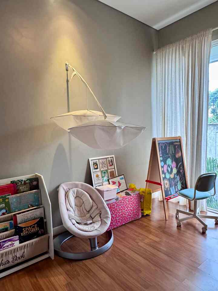 Kamar bermain anak, tempat untuk anak kami bereksplorasi, bermain peran, menggambar, membaca buku dan permainan kreatif lainnya. Ruang ini awalnya untuk kamar tidur anak kami tapi karena masih kecil dan masih tidur bersama, jadi ruangan ini kita fungsikan dulu sebagai ruang bermainnya.. 

#babyandkids #ruangbermainanak #kidsroom #lantaispc #kamarmain #inspirasiruanganak #ruangbukuanak