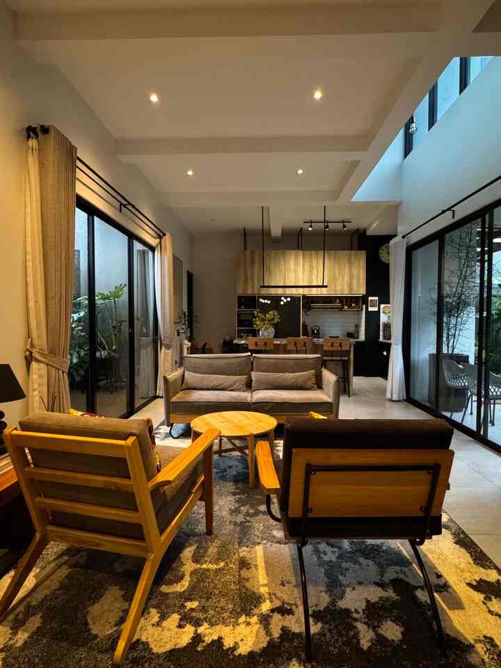 Openspace dari kitchen dining living yang mengharuskan tiap hari rapih, karena kalo gak rapih semua terlihat dari ujung ke ujung

Tapi ini yang kami sukai dari semua ruangan dirumah 

#bumitimi #livingroom #lantaiabu #rumahopenspace #rumahtanpasekat #rumahlega #kitchenset #plafond #warnacatrumah