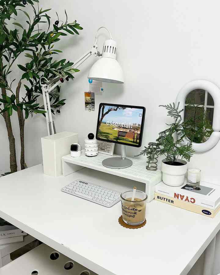 Ruang kerja kecil 🫶clean minimalist aesthetic✨🤍


#ruangkerjamungil #desksetup #deskdecor #desktour #ruangkerja #deskideas