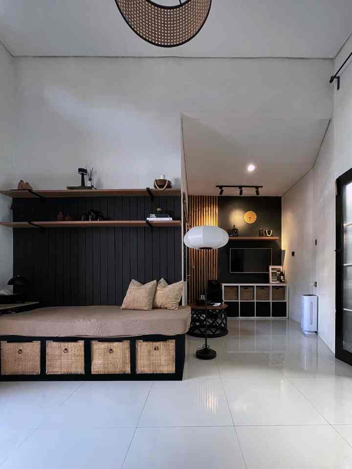 —— Compact House 🏠

Ruang tamu mungil ini jadi bukti kalau #RuanganTerbatas bukan halangan untuk tampil estetik dan fungsional. Mengusung konsep minimalis modern dengan sentuhan earthy tones, aku memilih palet warna hitam, putih, krem, dan cokelat untuk menghadirkan kesan hangat tapi tetap tegas.

Furniture dibuat multifungsi—daybed nyaman yang juga punya laci penyimpanan, rak-rak dinding (ambalan) untuk memperluas ruang secara vertikal, dan area TV yang compact namun rapi berkat kombinasi rak terbuka dan storage keranjang anyaman. Permainan tekstur dari rotan, kayu, dan wallpanel memberikan dimensi visual meski dalam ruang yang terbatas.

#Storage #RakStorage #Catdinding #standinglamp #storagerotan #coffeetable #lantaigranit #wallbatten #InteriorMungil #DekorasiRumah #HomeDecorID #MinimalistLiving #ScandinavianStyle #DarkInterior #InteriorRumah #InspirasiRumah #RuangTamuEstetik #RumahNyaman #CompactLiving #DekorasiMinimalis #RumahCompact #RumahMungil #RuanganTerbatas