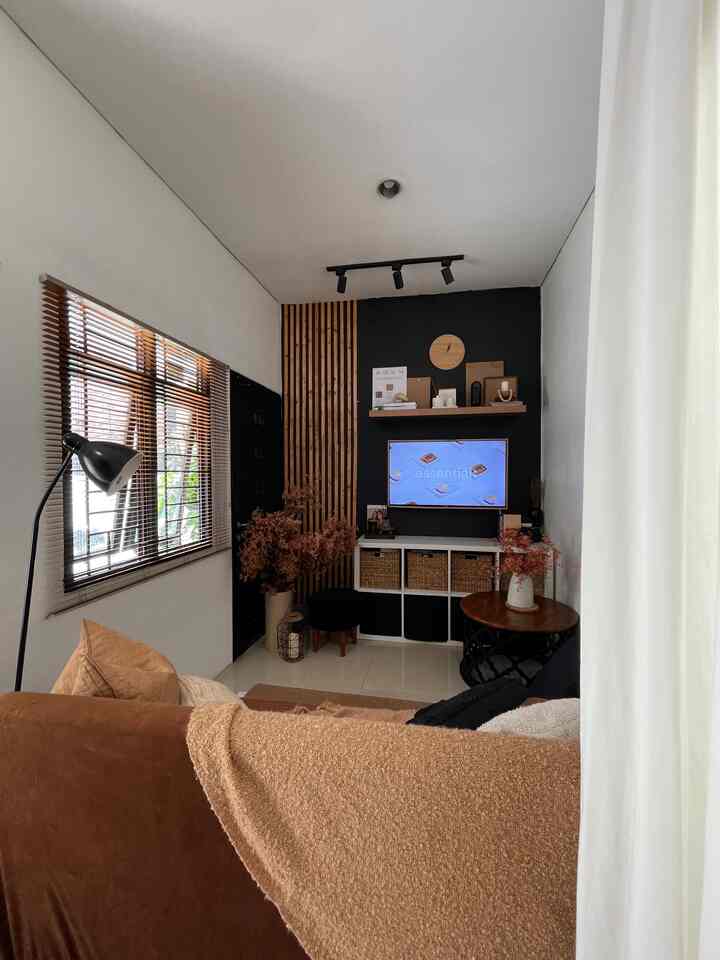 —— 私たちのお気に入りのスポット 📺

家の中で最も快適な場所の 1 つ。コーヒーを飲んだり、横になったり、リラックスしながら映画を見たりできる場所です。茶色、クリーム色、黒などのアースカラーは、目に暖かさと涼しさを与える雰囲気を作り出します。

装飾はシンプルですが、縦方向の木目、編み込みの棚、自然な雰囲気を添える乾燥植物など、細部までこだわっています。スペースはそれほど広くはありませんが、雰囲気がとても良く、まるで自分の家にいるような気分になります。

インスピレーションになれば幸いです🥰🤎🖤

#ウォールスラット #ダッチチーク材 #ウォールペイント #棚 #ベネチアンブラインド #2人掛けソファ #テレビルームカーペット #スタンディングランプ #テレビルーム #タイニーハウス #居心地の良いコーナー #ホームデコレーション #アーストーンインテリア #美しいリビングルーム #ミニマリストリビング #暖かいインテリア #家庭的な雰囲気 #快適な部屋 #タイニーインテリア #ホームデコレーション