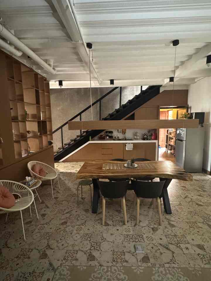 Kelebihan Dapur Open Space:

☘️ Ruang yang Lebih Luas: Tanpa sekat, dapur terasa lebih luas dan memberikan kesan terbuka. 
☘️ Interaksi Sosial: Dapur open space memudahkan interaksi antara orang yang sedang memasak dengan anggota keluarga atau tamu yang berada di ruang lain. 
☘️ Tampilan Modern: Konsep ini memberikan kesan modern dan stylish pada hunian. 
☘️ Pencahayaan Alami: Dapur terbuka sering kali memiliki akses ke jendela atau pintu, sehingga pencahayaan alami lebih optimal. 
☘️ Memudahkan Pembersihan: Dapur terbuka lebih mudah dibersihkan karena tidak ada banyak sudut atau area tersembunyi. 

#RumahOpenSpace
#RumahTanpaSekat
#RumahLega
#Rumahyuqibam
#DapurIndustrial
#GranitBatik
#dapurmodern 
#InspirasiKitchenSet
#KomporTanam
#MejaKayuIndustrial