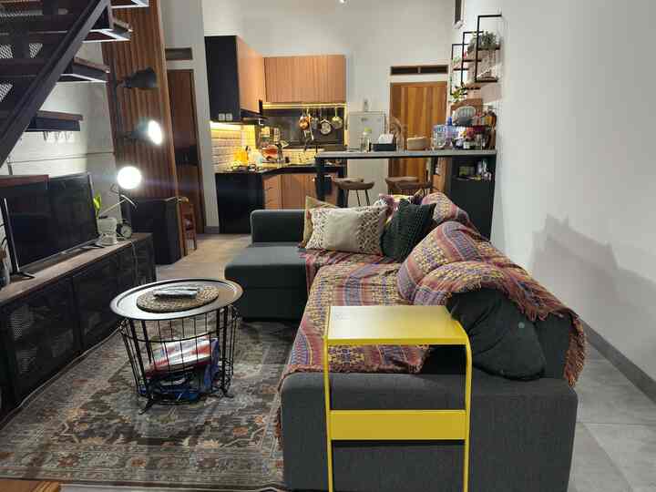 Walau space terbatas, dengan ruangan dibuat open space.. terlihat jadi terasa luas kan?! 👌 #GranitRoman
#GranitMotifSemenRoman
#RumahOpenSpace
#RumahTanpaSekat
#RumahLega