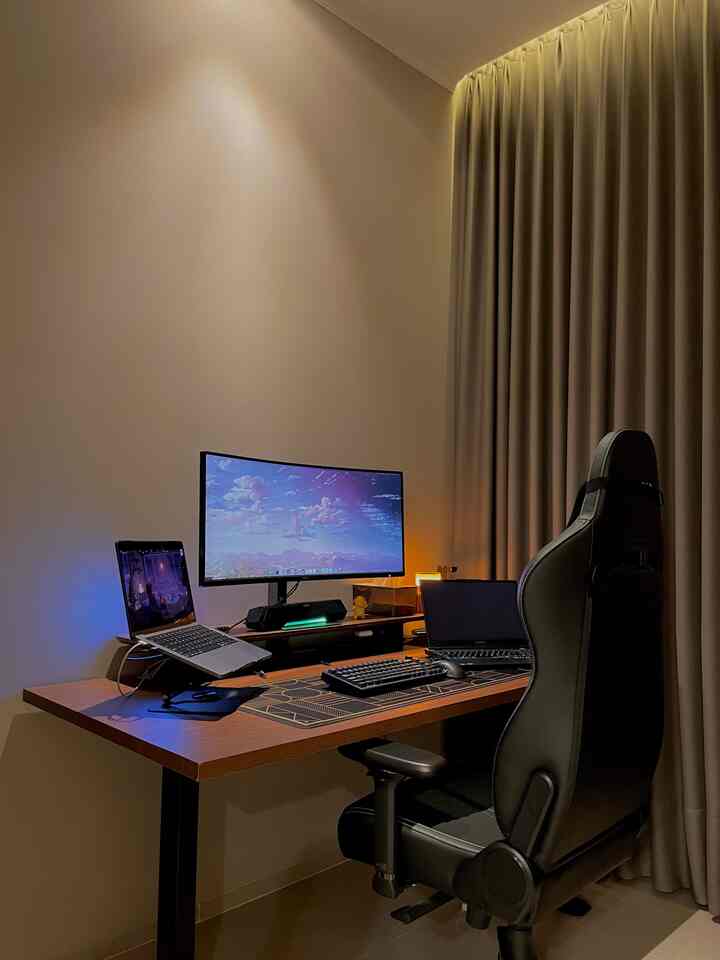 Spot kerja di rumah! 🤓 Kebetulan kami ada satu kamar kecil yang kosong, karena sekarang semakin sering WFH, maka kami putuskan ruang tsb menjadi home office. Penting banget untuk punya ruang kerja yang nyaman dan ergonomis, agar kerja semakin produktif dan tidak mengenyampingkan kesehatan jangka panjang. 🥰


#homeoffice #workingspace #ruangankecil #ruangkomputer #mejabelajar #mejakomputer #minimalis 