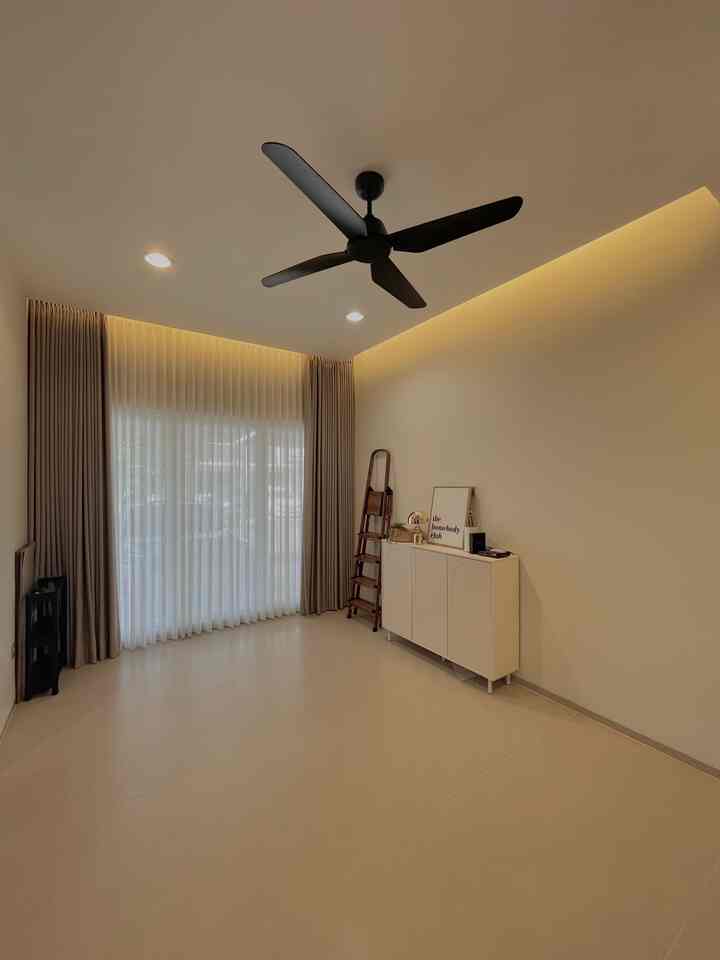 Hayooo tebak ini ruangan apa? 🧐 Ini living room ku! Tapi karena konsepnya rumah tumbuh, sofanya belum dibeli, sekarang lagi dalam proses mencari yg paling cocok. 😄 Tapi walaupun sofanya belum ada, ruangannya harus tetap terasa nyaman dong. Dengan dekorasi sederhana bisa bikin ruangan yg terasa hampa jadi terasa lebih homey. Psst, yang ga mau boros listrik pasang AC terus-terusan bisa juga pasang kipas angin kayak aku. Bentuk kipasnya tetep estetik dong pastinya 🥰


#cat #kipaslangit #kipasangin #lemarisepatu #ruanganterbatas #ruangancpact #rumahmungil