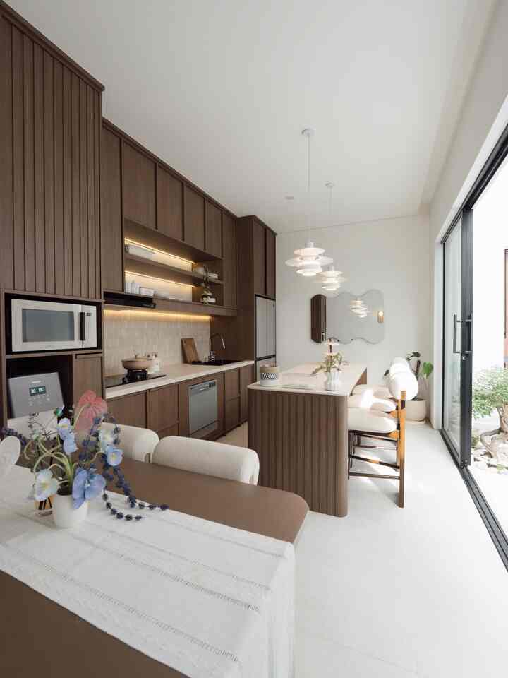 Salah satu ruangan open space di rumahku adalah gabungan antara dapur dan ruang makan

Area ini adalah area custom utama yang kita minta dari developer karena ingin sekali mempunyai island, akhirnya bisa kesampean❤️

#inspirasidapur #kitchenset #kitchensetminimalis #scandinaviankitchen #rumahopenspace #rumahtanpasekat #rumahlega