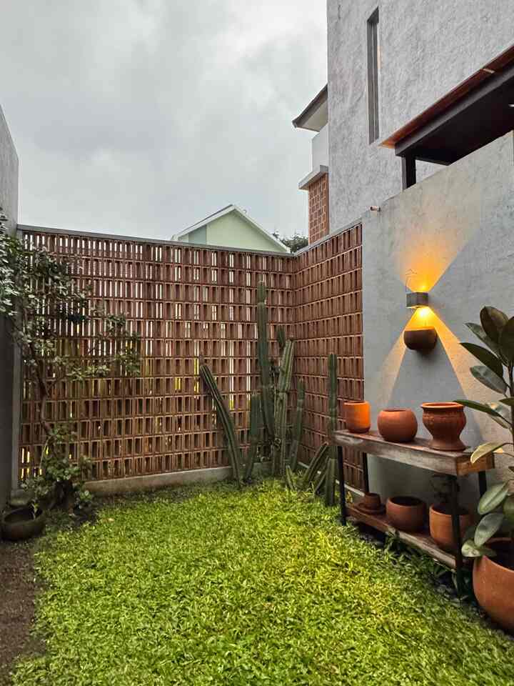 Pojokan taman dalam rumah dibuat seminimalis mungkin namun tetap tropis

Yang ditonjolkan disini adalah bagisn rosternya

#bumitimi #roster #taman #tamantropis #lamputaman #tanamantropis #kaktus #kaktuskoboi #rumputgajahmini